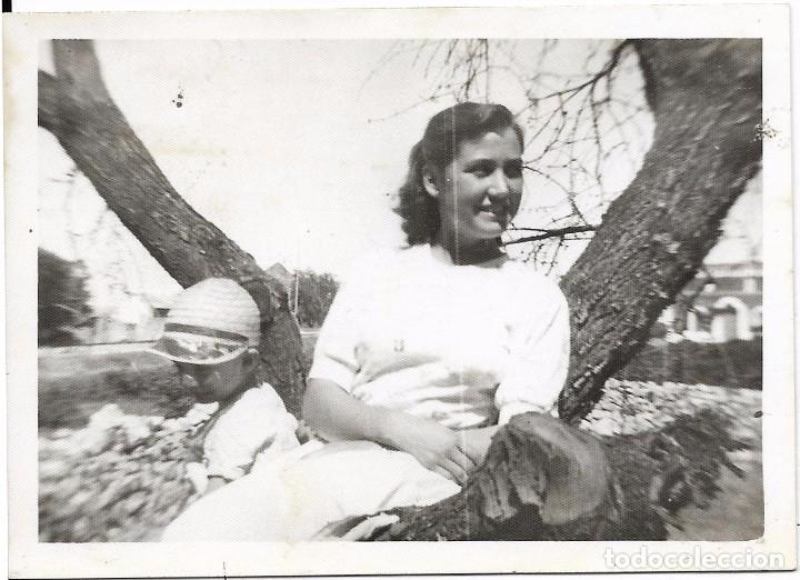 Fotografia antiga: *** J48 - FOTOGRAFIA - JOVEN Y NI&Ntilde;ITO JUNTO A UN ARBOL