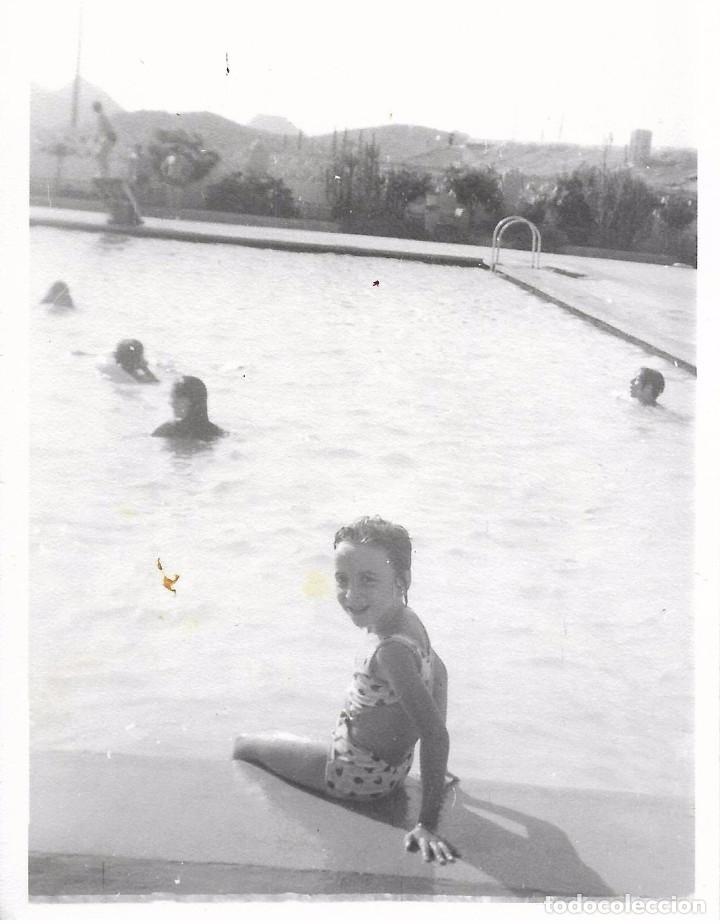 Fotografia antiga: *** J49 - FOTOGRAFIA - JOVENCITA EN UNA PISCINA