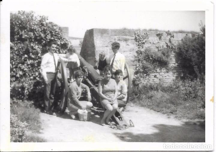 Fotografia antiga: ** J66 - FOTOGRAFIA - GRUPO DE AMIGOS JUNTO A UN CA&Ntilde;ON
