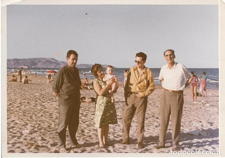 Antique Photography: ** J100 - FOTOGRAFIA - GRUPO DE AMIGOS EN LA PLAYA DE CASTELL&Oacute;N - 1967