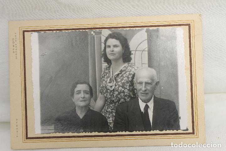 Fotograf&iacute;a antigua: FOTOGRAFIA FAMILIAR HIJA Y PADRES. FOTO ESTUDIOS GOMEZ, ALMERIA