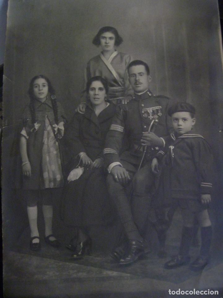 Fotograf&iacute;a antigua: ENORME FOTO FAMILIA, PADRE MILITAR ARTILLERIA CON SABLE Y MEDALLAS ( SITIOS, ETC)... 30 X 46 CM