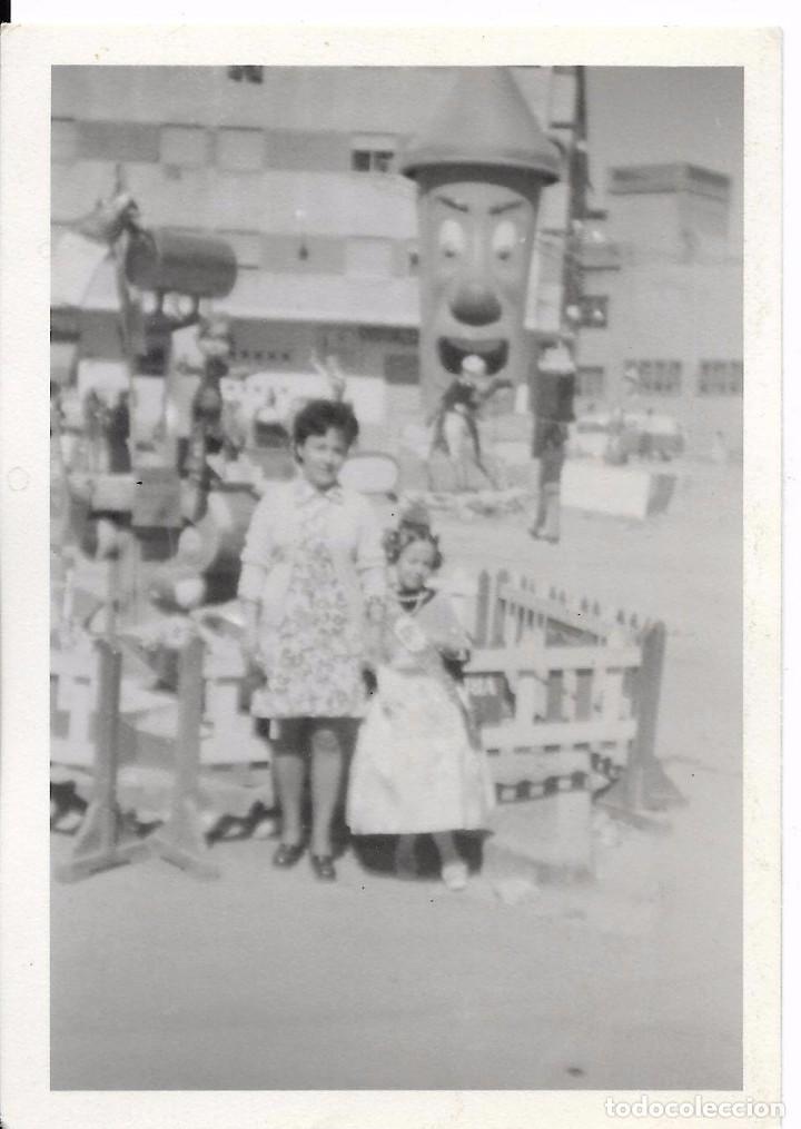 Antique Photography: ** H837 - FOTOGRAFIA - FALLERITA JUNTO A UNA FALLA