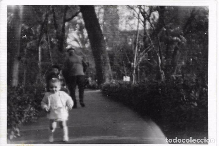 Fotograf&iacute;a antigua: ** H871 - FOTOGRAFIA - NI&Ntilde;ITA CORRIENDO