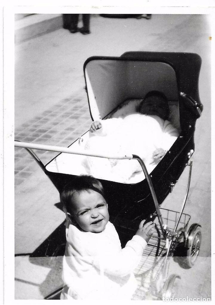Fotograf&iacute;a antigua: ** H899 - FOTOGRAFIA - NI&Ntilde;ITO COGIDO A UN CARRITO DE BEB&Eacute;