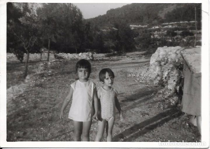 Fotograf&iacute;a antigua: ** H736 - FOTOGRAFIA - DOS NI&Ntilde;ITAS EN EL CAMPO