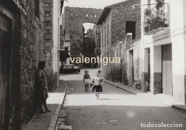 Fotografia antiga: Preciosa y antigua fotograf&iacute;a. Calle de Mora de Rubielos con la Puerta de la Muralla al fondo.1975.