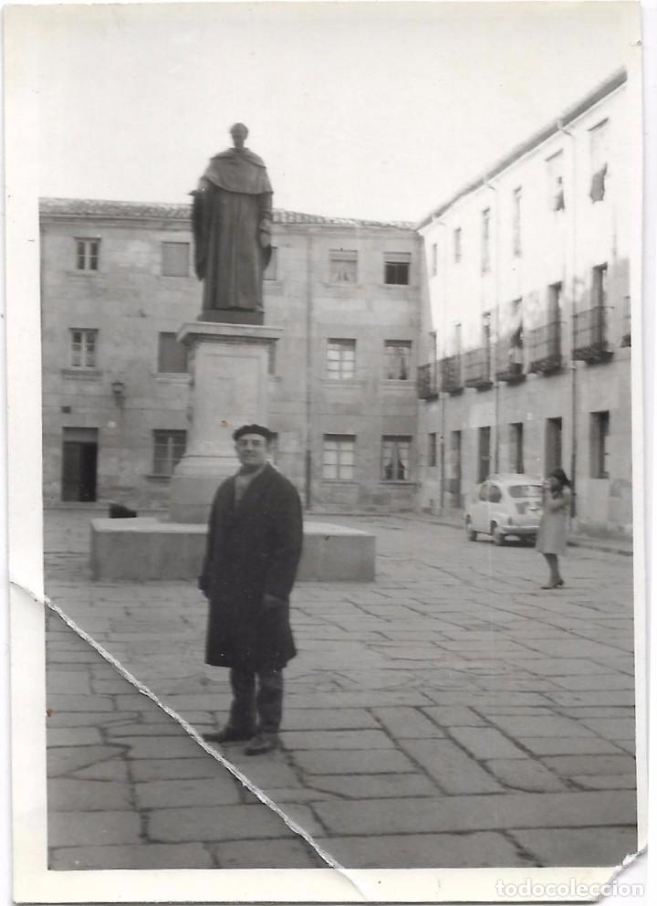 Fotografia antiga: *** AC219 - FOTOGRAFIA - SE&Ntilde;OR EN UNA PLAZA