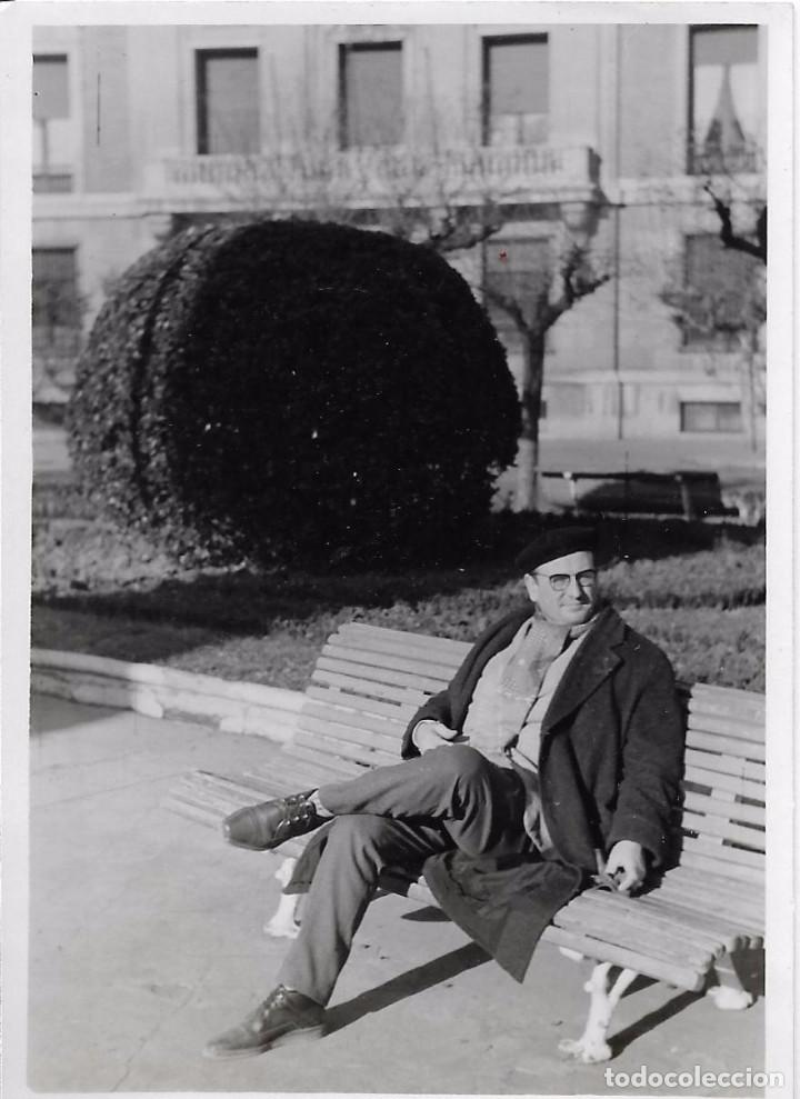 Fotografia antiga: *** AC15 - FOTOGRAFIA - SE&Ntilde;OR SENTADO EN UN BANCO