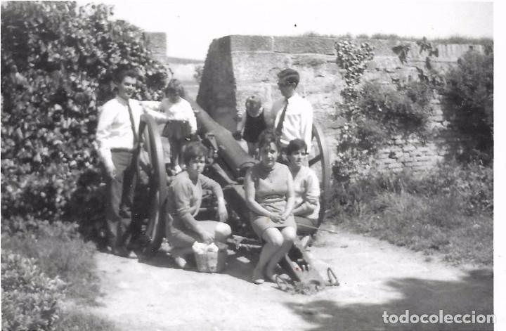 Fotografia antiga: ** D814 - FOTOGRAFIA - GRUPO DE AMIGOS SENTADO JUNTO A UN CA&Ntilde;ON