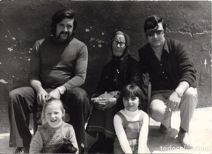 Fotograf&iacute;a antigua: :::: FF30 - FOTOGRAFIA - ANCIANA SE&Ntilde;ORA CON DOS JOVENES Y DOS NI&Ntilde;AS - 17,5 X 12,5 CM.