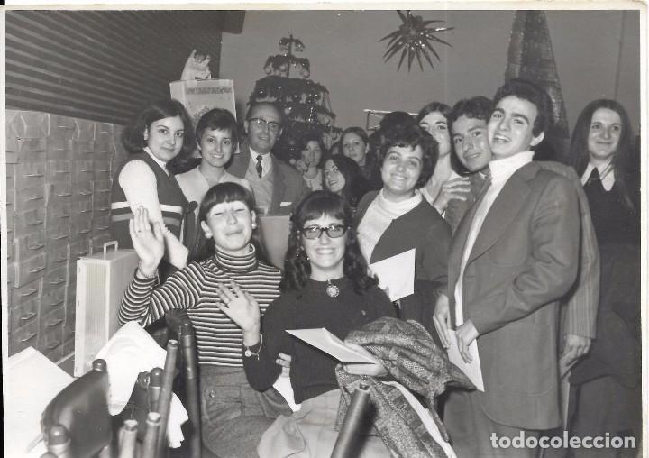 Fotograf&iacute;a antigua: :::: FF35 - FOTOGRAFIA - GRUPO DE JOVENES EN UNA FIESTA DE NOCHEBUENA - 1971 - 17,5 X 12,5 CM.