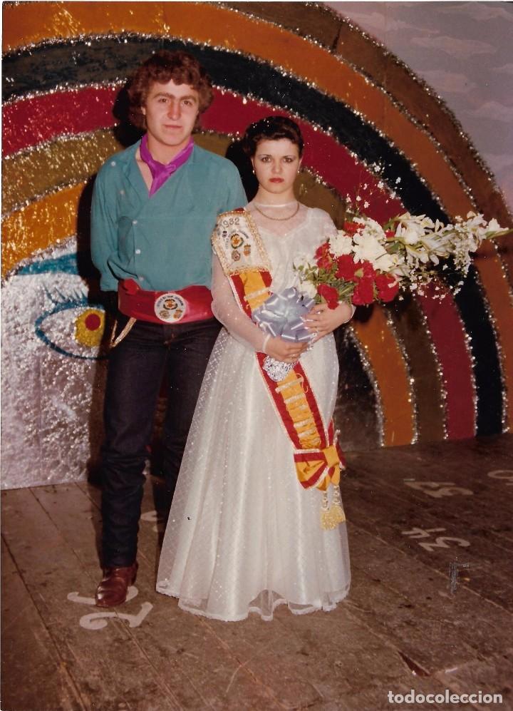 Fotograf&iacute;a antigua: :::: FF44 - FOTOGRAFIA - JOVEN PAREJA DE FALLEROS - 17 X 12,5 CM.