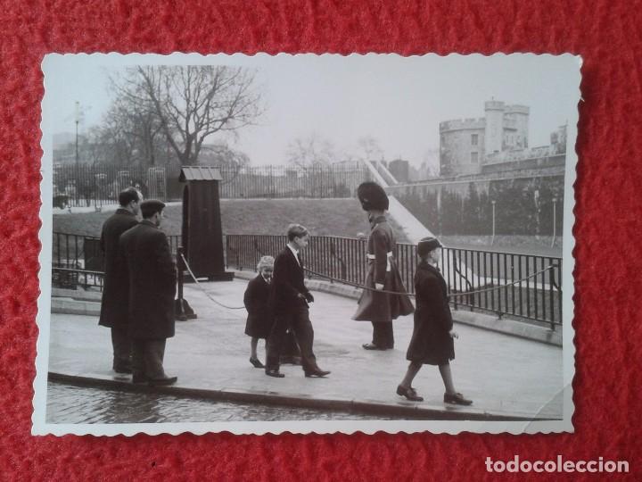 Fotograf&iacute;a antigua: FOTO FOTOGRAF&Iacute;A OLD PHOTO A IDENTIFICAR GUARDIA REAL ? CAMBIO? GRUPO DE PERSONAS, LONDRES ? ENGLAND?