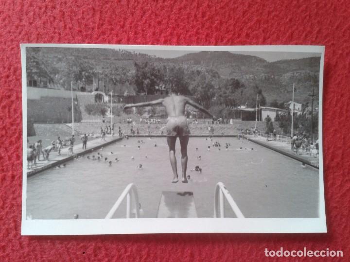 Alte Fotografie: FOTO FOTOGRAF&Iacute;A OLD PHOTO A IDENTIFICAR PISCINA HOMBRE BA&Ntilde;ISTA EN TRAMPOL&Iacute;N NADADORES ZONA CATALU&Ntilde;A?