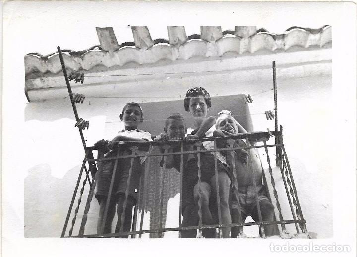 Fotografia antiga: *** QW755 - FOTOGRAFIA - SE&Ntilde;ORA CON SUS NI&Ntilde;OS ASOMADOS A UN BALCON