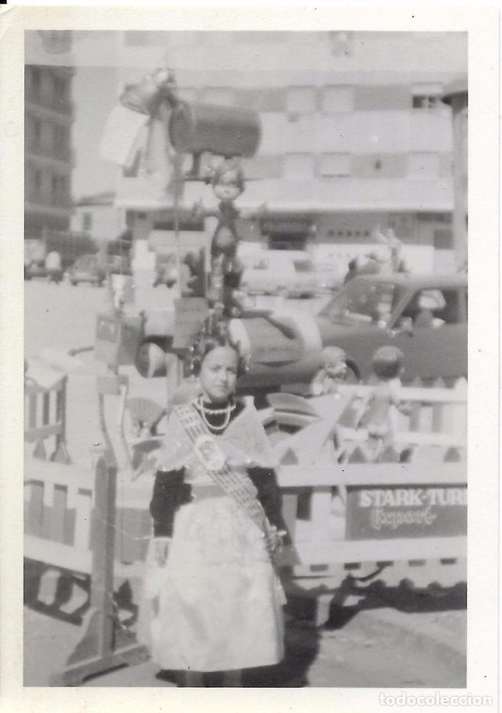 Antique Photography: ** BB159 - FOTOGRAFIA - JOVEN FALLERITA JUNTO A UNA FALLA INFANTIL
