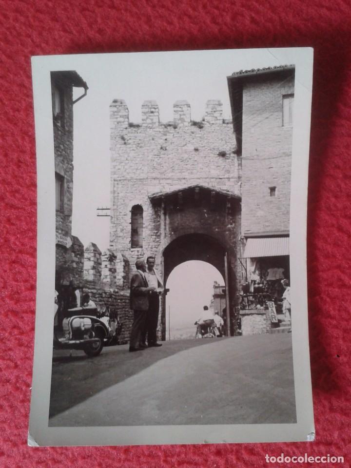 Fotograf&iacute;a antigua: BONITA FOTO FOTOGRAF&Iacute;A PHOTO ASIS SEG&Uacute;N REVERSO ITALIA ITALY PUERTA ? CASTILLO ? VESPA? HOMBRES BAR?