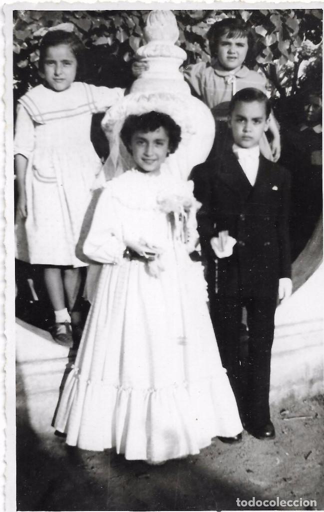 Fotograf&iacute;a antigua: :::: FA276 - FOTOGRAFIA - PAREJITA DE PRIMERA COMUNION CON UNAS AMIGUITAS