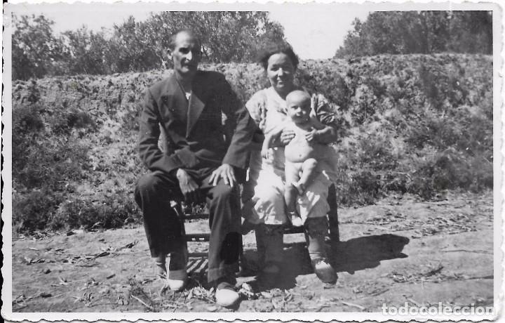 Fotograf&iacute;a antigua: :::: FA281 - FOTOGRAFIA - PAREJA CON UN BEBE EN BRAZOS