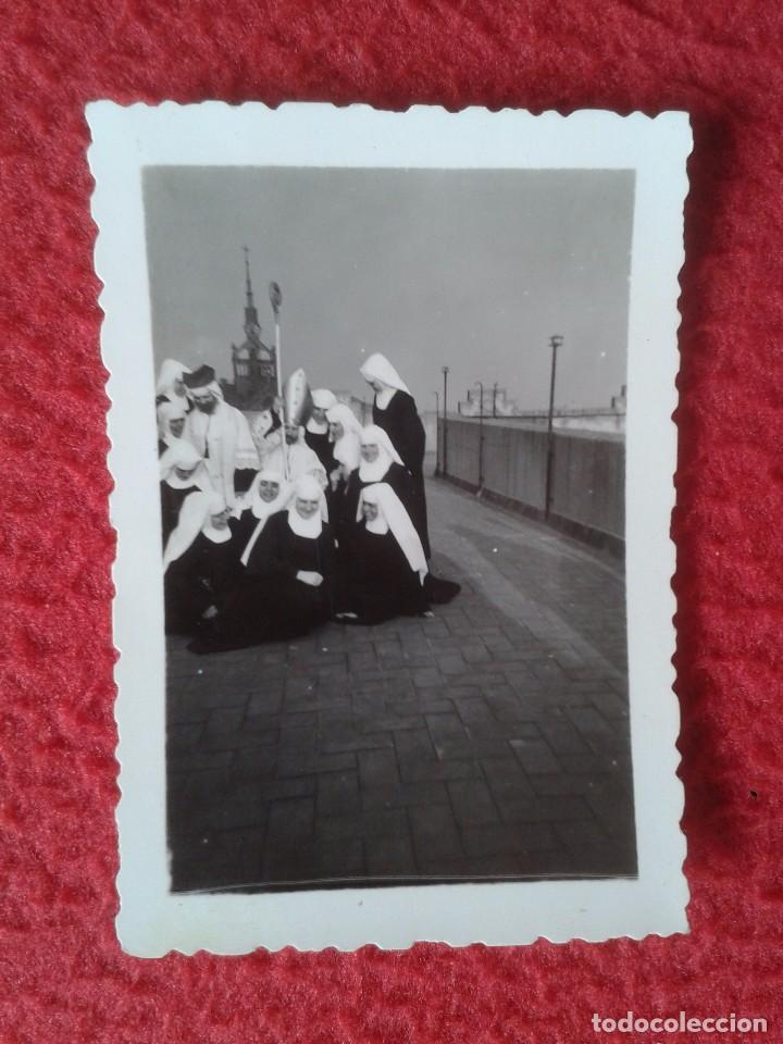 Photographie ancienne: FOTO PHOTO FOTOGRAF&Iacute;A A IDENTIFICAR, DISFRACES? DE OBISPO? PAPA? SACERDOTE? CURA? MONJAS?CARNAVALES?