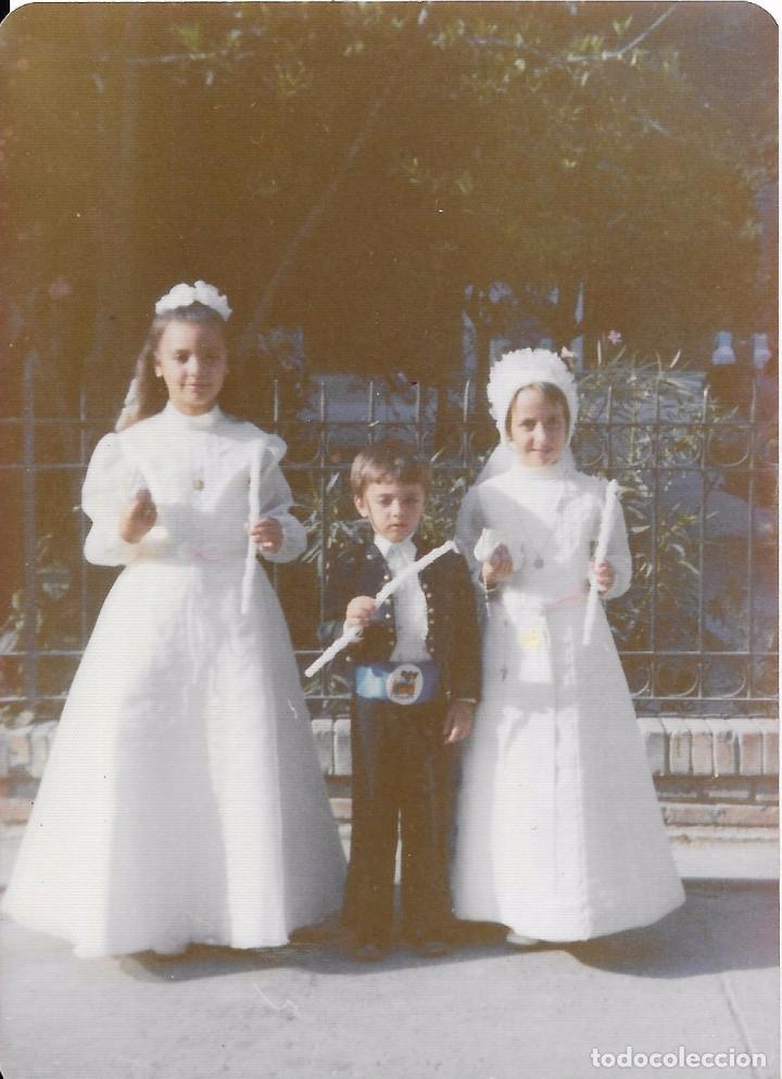 Fotografia antiga: :::: AD681 - FOTOGRAFIA - NI&Ntilde;AS DE PRIMERA COMUNION CON UN PEQUE&Ntilde;O FALLERO