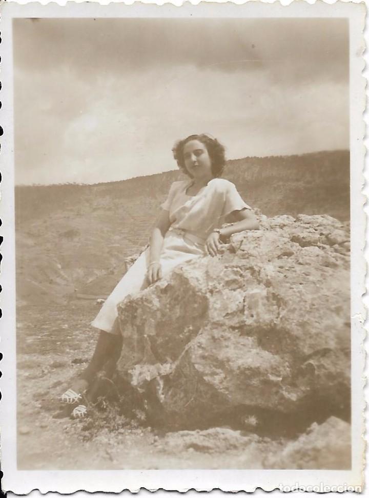 Fotografia antiga: == F778 - FOTOGRAFIA - JOVEN SENTADA EN UNA ROCA