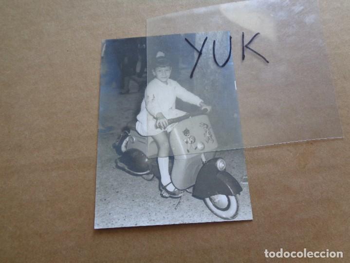 Fotograf&iacute;a antigua: BONITA FOTO DE NI&Ntilde;A SOBRE UNA VESPA DE JUGUETE - A&Ntilde;OS 50