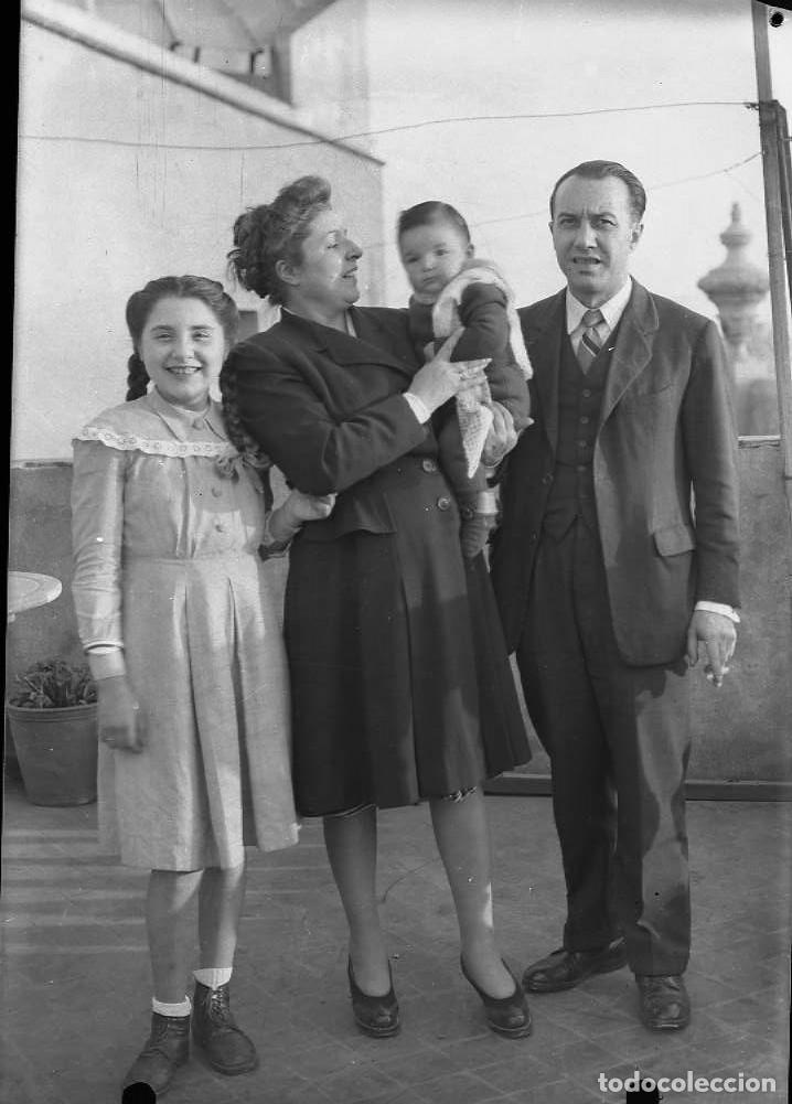 Photographie ancienne: RETRATO FAMILIAR    6 X 9 cm.    NEGATIVO B/N