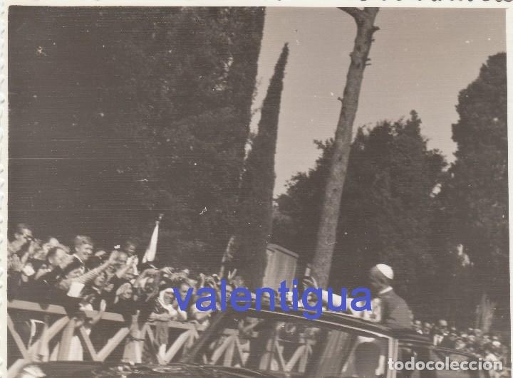 Fotografia antica: Antigua fotograf&iacute;a original del Papa Pablo VI saludando desde su coche oficial. A&ntilde;o 1969.