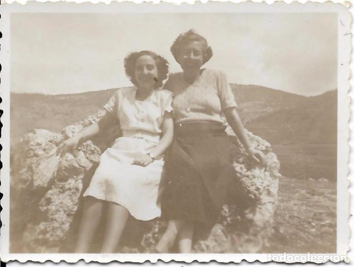 Fotografia antiga: ^^^ BB817 - FOTOGRAFIA - DOS AMIGAS SENTADAS EN UNA ROCA