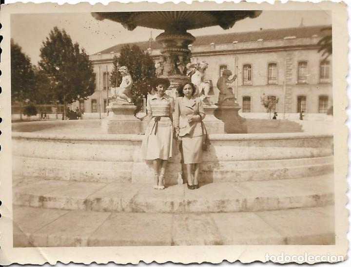 Fotografia antiga: ** BB818 - FOTOGRAFIA - DOS AMIGAS JUNTO A UNA FUENTE