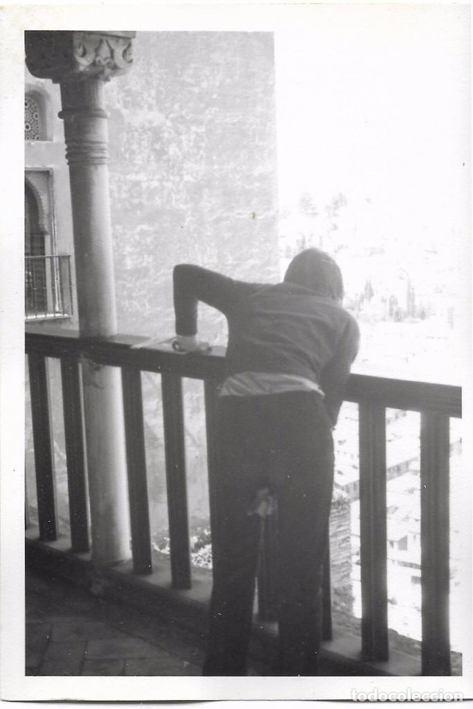 Fotografia antiga: :::: K547 - FOTOGRAFIA - JOVENCITO ASOMADO A UN BALC&Oacute;N