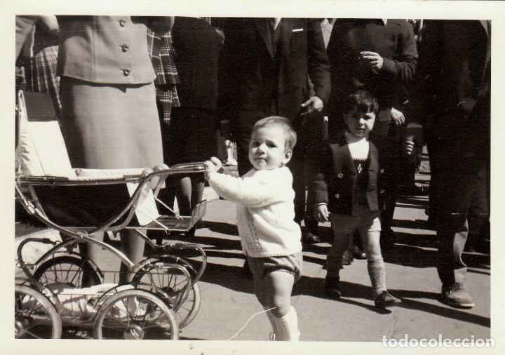 Fotografia antiga: Bonita fotograf&iacute;a. Ni&ntilde;o peque&ntilde;o con antiguo cochecito. A&ntilde;os 60. Beb&eacute;.