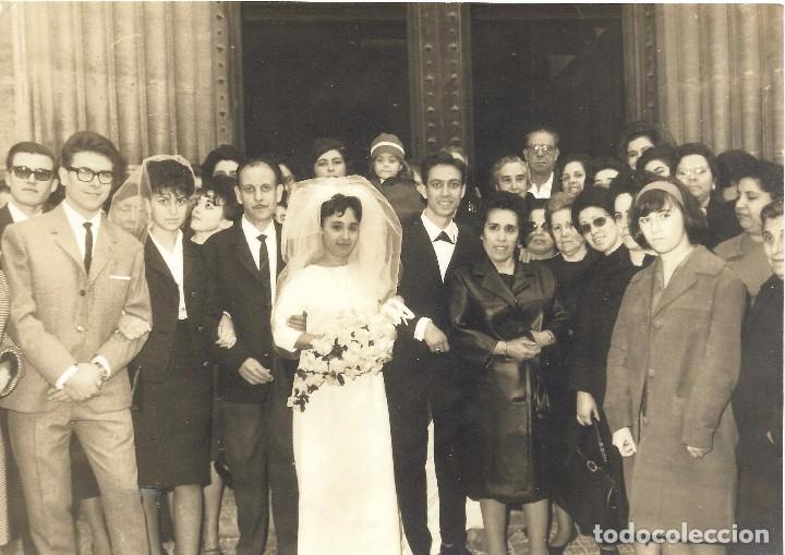 Fotografia antiga: :::: FF75 - FOTOGRAFIA - PAREJA DE NOVIOS CON SUS INVITADOS - 17 X 12,5 CM.