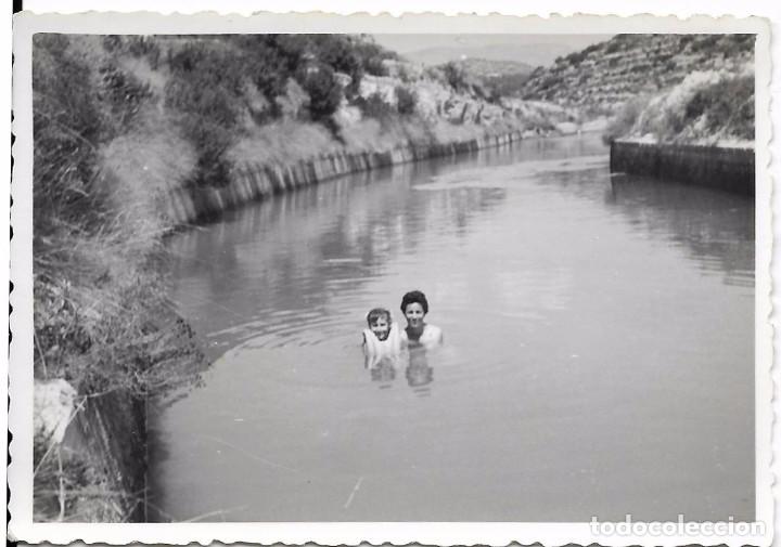 Fotografia antiga: ** BB833 - FOTOGRAFIA - SE&Ntilde;ORA Y NI&Ntilde;O TOMANDO EL BA&Ntilde;O