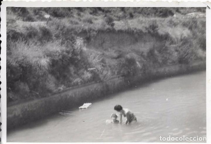 Fotografia antiga: ** BB835 - FOTOGRAFIA - SE&Ntilde;ORA Y NI&Ntilde;O TOMANDO EL BA&Ntilde;O