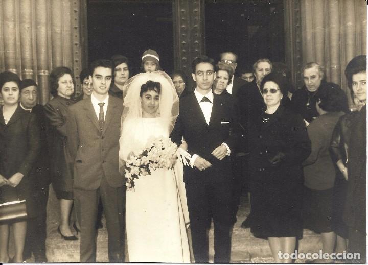 Fotograf&iacute;a antigua: :::: FF82 - FOTOGRAFIA - PAREJA DE NOVIOS CON SUS FAMILIARES Y AMIGOS - 17,5 X 12,5 CM.