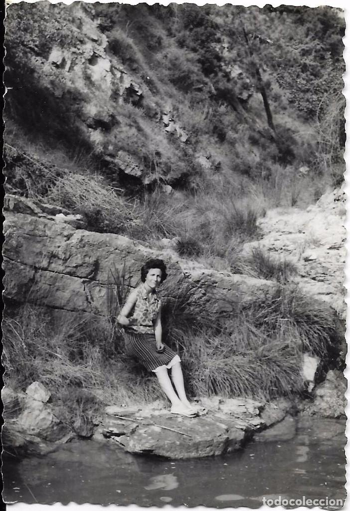 Fotografia antiga: ** BB839 - FOTOGRAFIA - SE&Ntilde;ORA EN UN BONITO PAISAJE