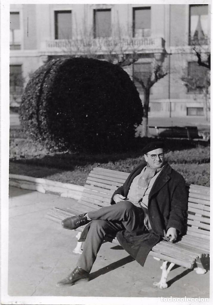Fotografia antiga: ** BB844 - FOTOGRAFIA - SE&Ntilde;OR SENTADO EN UN BANCO