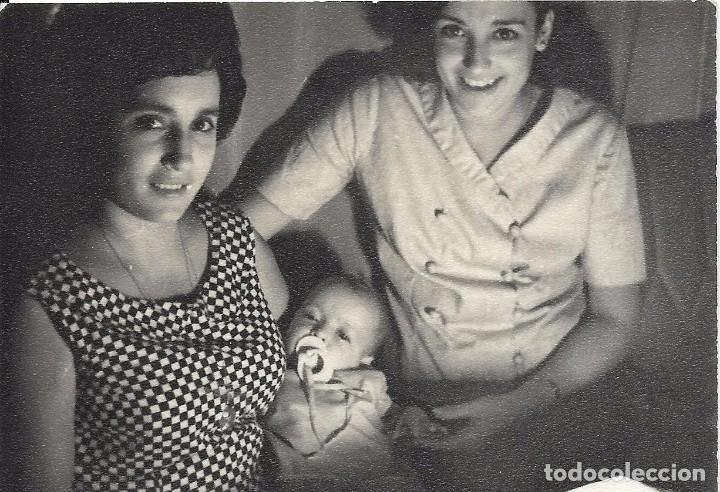 Fotografia antiga: ** BB856 - FOTOGRAFIA - DOS AMIGAS CON UN BEB&Eacute;