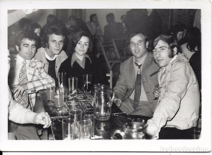 Fotografia antiga: ** BB859 - FOTOGRAFIA - GRUPO DE AMIGOS EN UN BAR