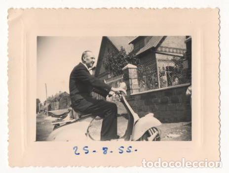 Fotograf&iacute;a antigua: FOTOGRAFIA MONTADO UNA MOTO VESPA