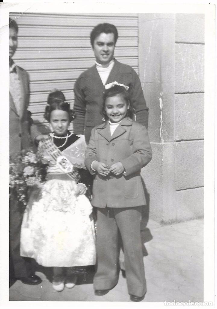 Fotograf&iacute;a antigua: :::: FA204 - FOTOGRAFIA - JOVEN FALLERITA CON UNA AMIGUITA