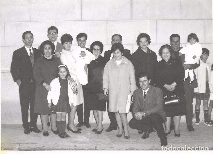 Fotograf&iacute;a antigua: :::: FF107 - FOTOGRAFIA - GRUPO DE GENTE EN UN BAUTIZO - 17,5 X 12,5 CM.