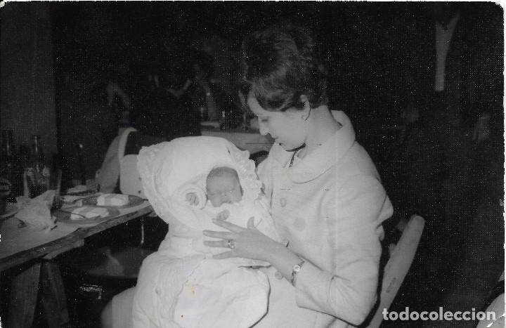 Fotograf&iacute;a antigua: :::: FF109 - FOTOGRAFIA - SE&Ntilde;ORA CON UN BEB&Eacute; EN BRAZOS - 18 X 12 CM.