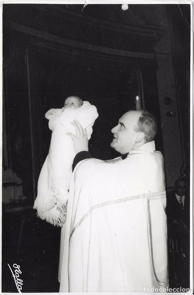 Fotograf&iacute;a antigua: :::: FF112 - FOTOGRAFIA - SACERDOTE PRESENTANDO A UN BEBE A LA VIRGEN DE LOS DESAMPARADOS - 1967