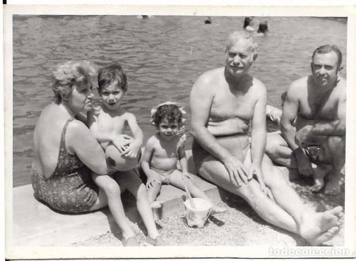 Fotograf&iacute;a antigua: ** BB940 - FOTOGRAFIA - GRUPO FAMILIAR JUNTO A UNA PISCINA