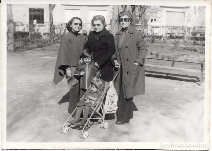 Fotograf&iacute;a antigua: ** BB957 - FOTOGRAFIA - TRES AMIGAS CON UNA NI&Ntilde;ITA EN SU CARRITO
