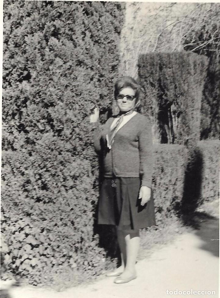 Fotograf&iacute;a antigua: :::: Q327 - FOTOGRAFIA - SE&Ntilde;ORA EN LOS VIVEROS